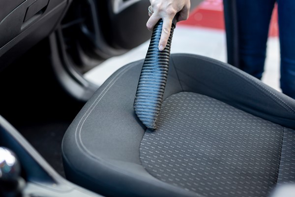 Limpieza interior de coche con tapicería